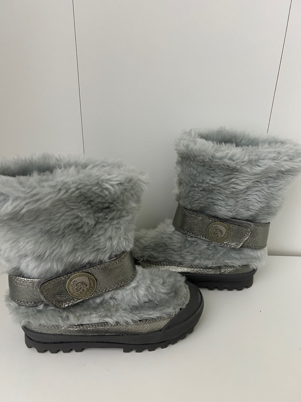 DIESEL Kids Faux-Fur Boots in gray with a silver metallic strap 9